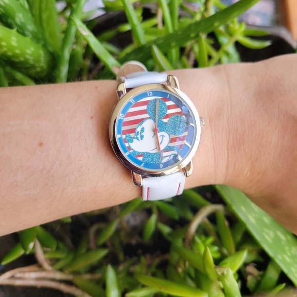 Classic 2008 Disney Special Edition Mickey Sparkle Watch - Picture 5 of 14